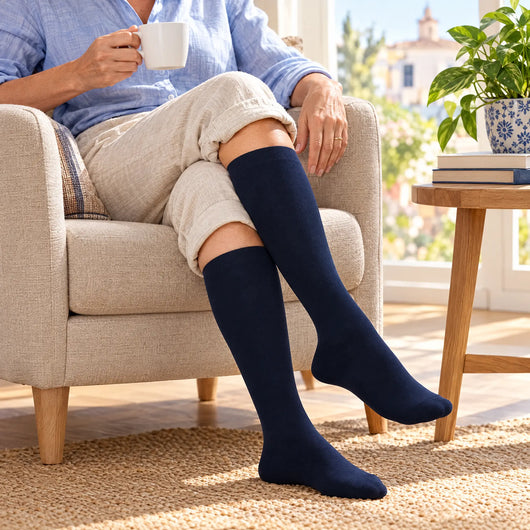 Mujer en un momento de descanso con medias de compresión Serenity para la menopausia azul marino