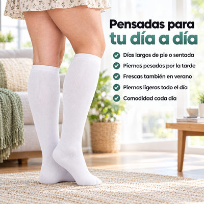 Mujer con medias de compresión Serenity blancas, pensadas para tu día a día