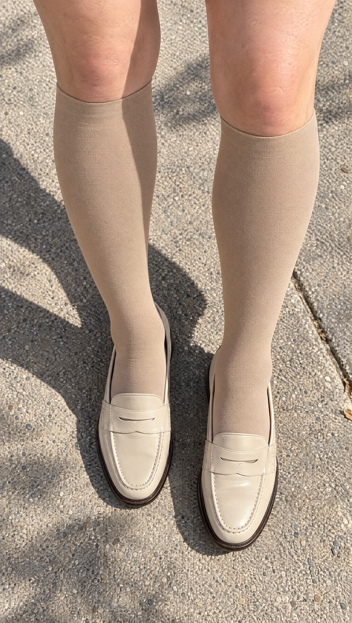 Medias de compresión Serenity beige con mocasines, vistas desde arriba